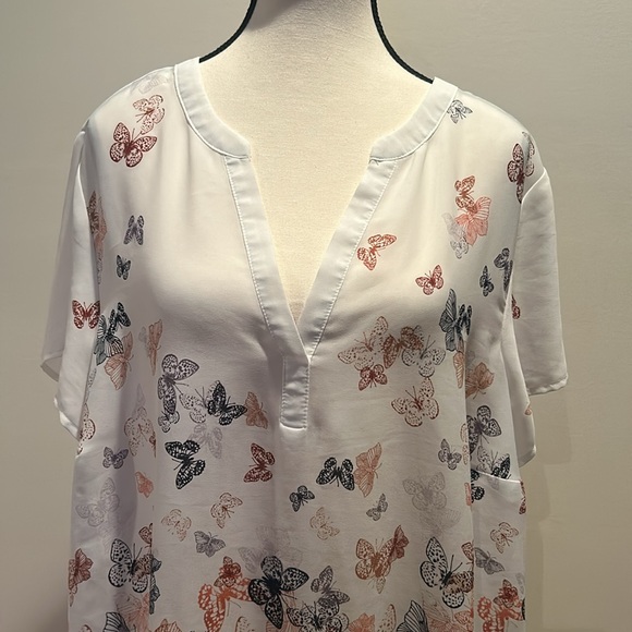 Georgette Hi-Low Short Sleeve Blouse - Picture 2 of 9